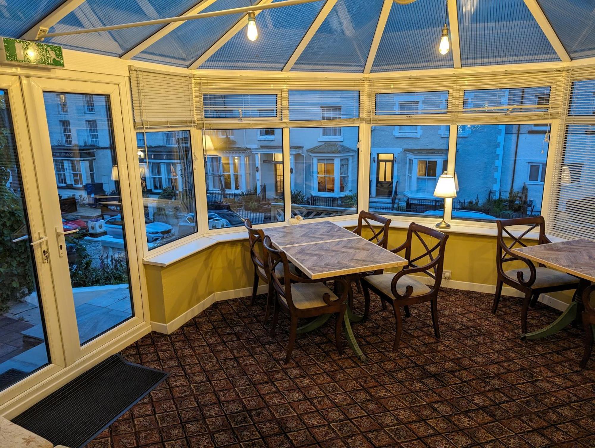 Bed and Breakfast The Chelsea Лландидно Экстерьер фото